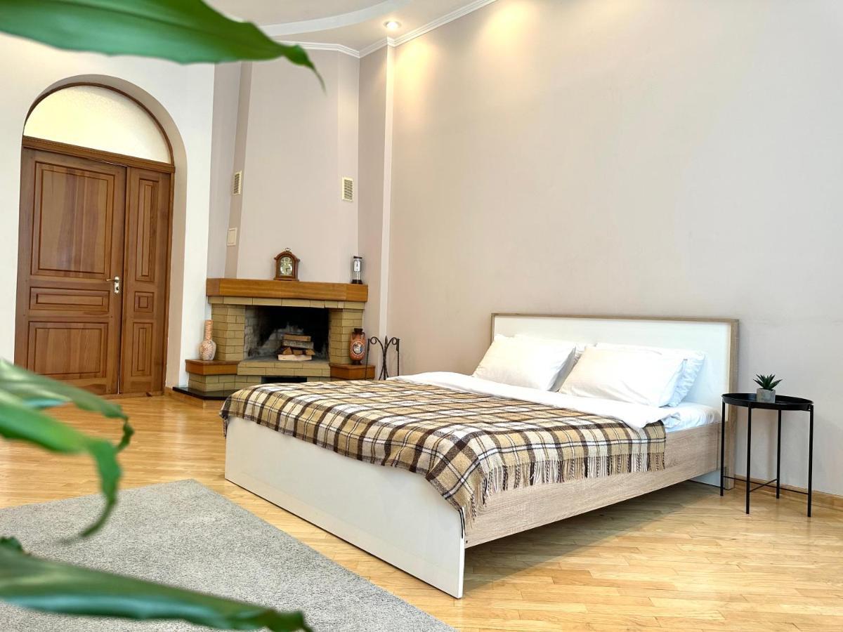 Apartments In The City Center, Near A Theatre, Zlata Plaza Rivne Extérieur photo